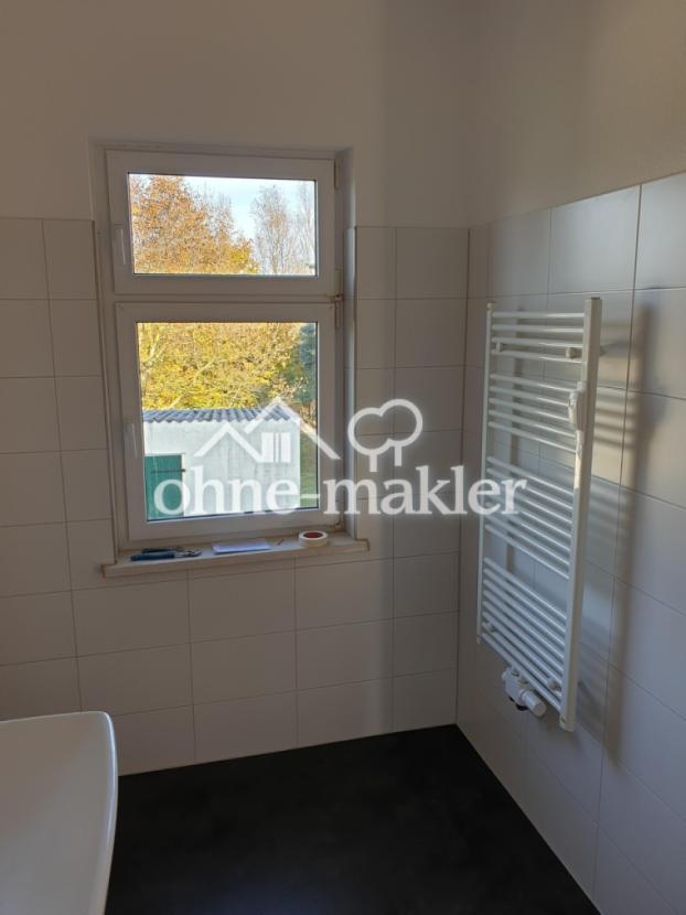 Bad mit Dusche und Fenster