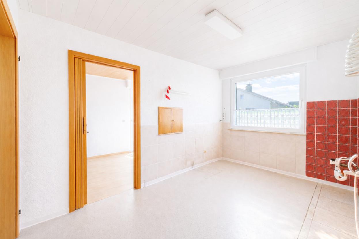 Küche mit Zugang zum Esszimmer