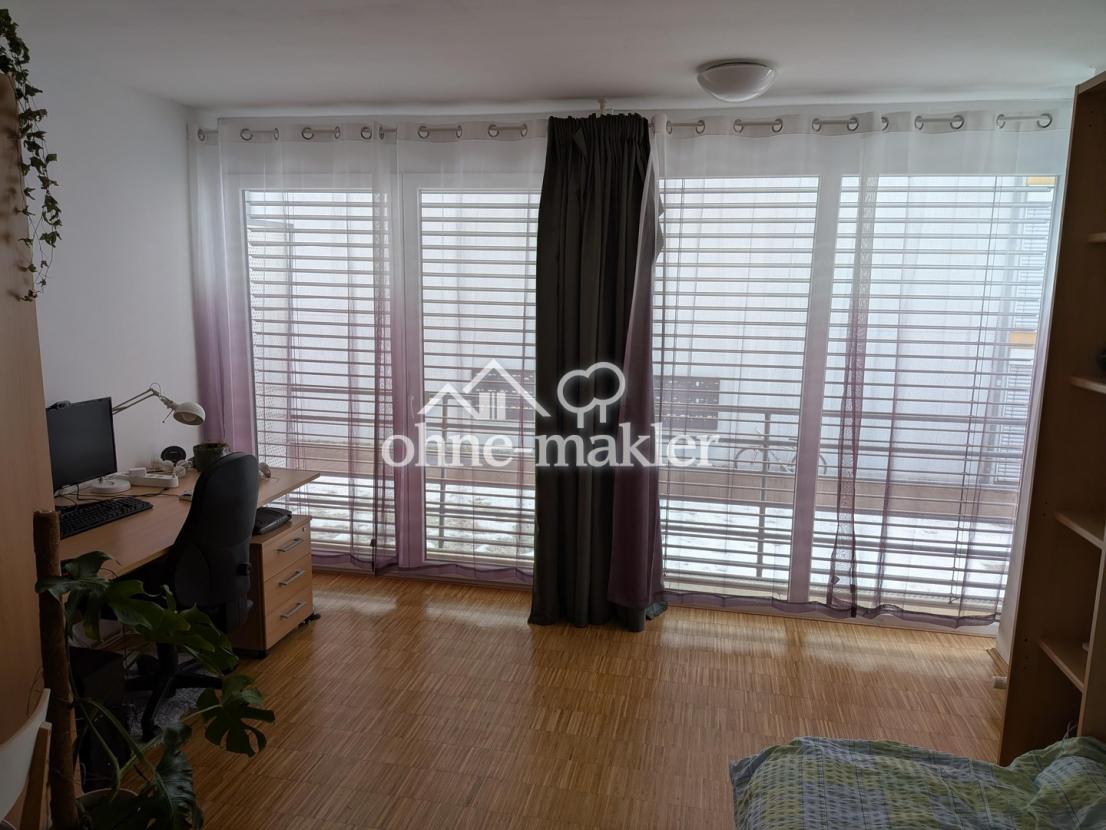 Schreibtisch & Fensterfront