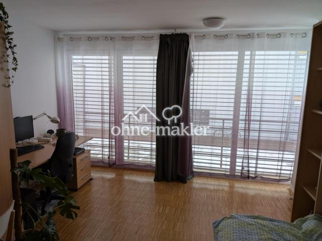 Schreibtisch & Fensterfront