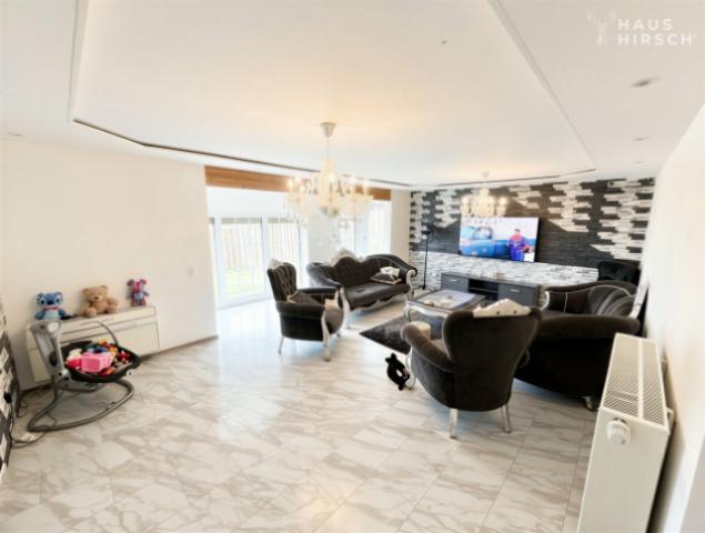 Wohnzimmer und Wintergarten im EG