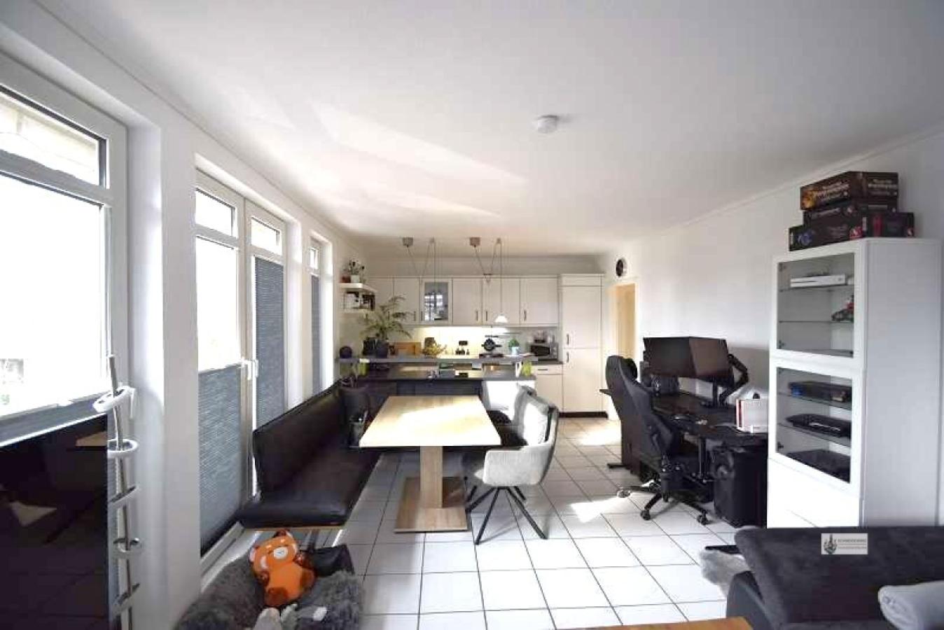 Wohnzimmer mit offener Küche