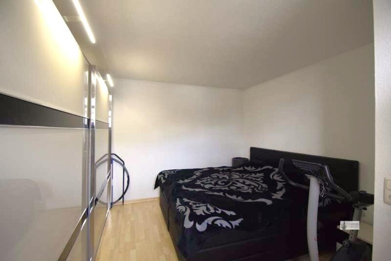 Schlafzimmer mit Stellplatz für großen Schrank