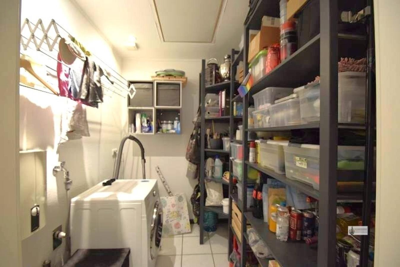 Abstellraum mit Dachbodenluke und WM Anschluß