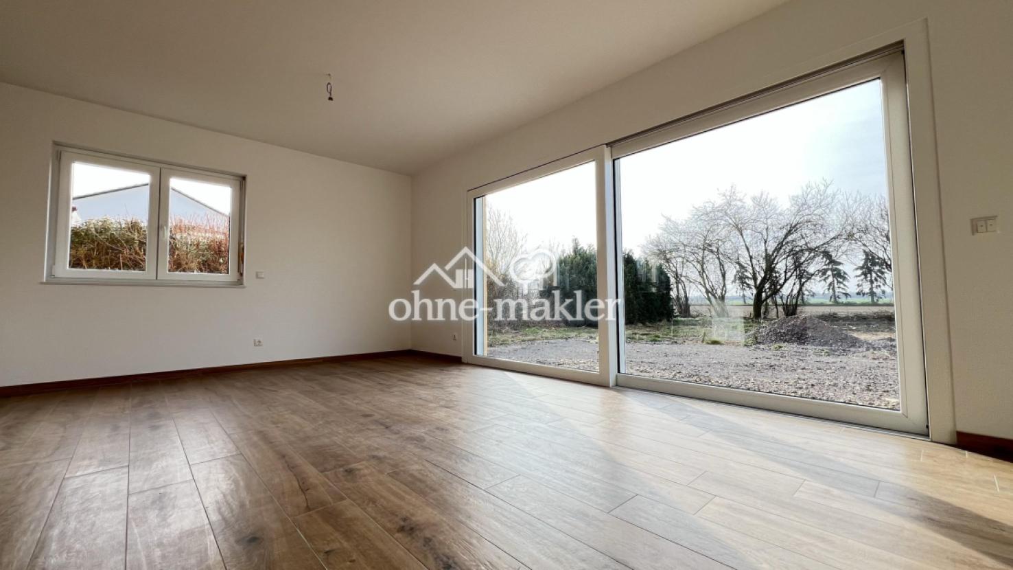 Wohnzimmer mit Gartenblick