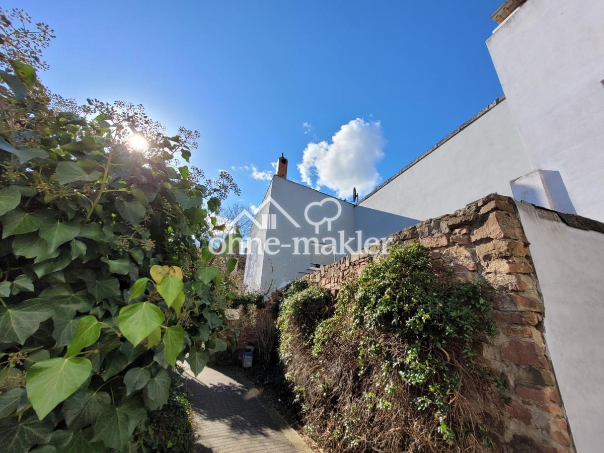 Historische Mauer zum Park