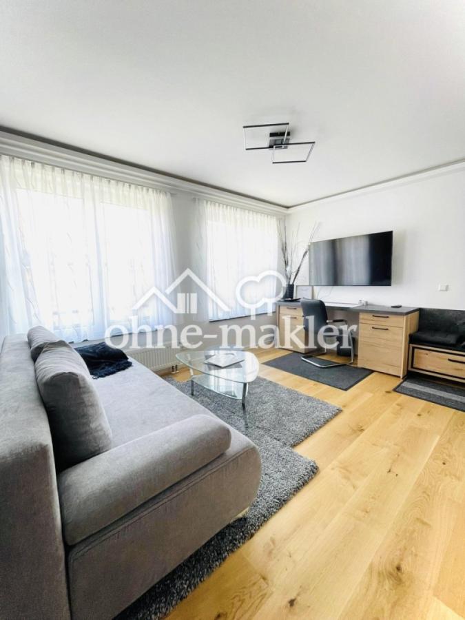 Wohnbereich mit Schreibtisch 