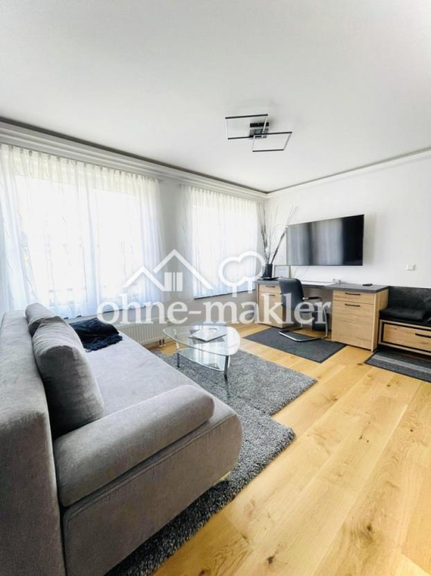 Wohnbereich mit Schreibtisch 