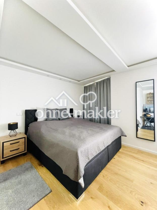 Doppelbett mit Nachtschränken