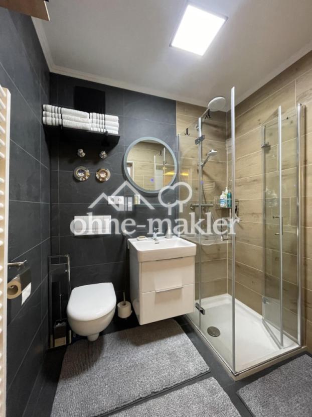 Bad mit Dusche/Badheizkörper