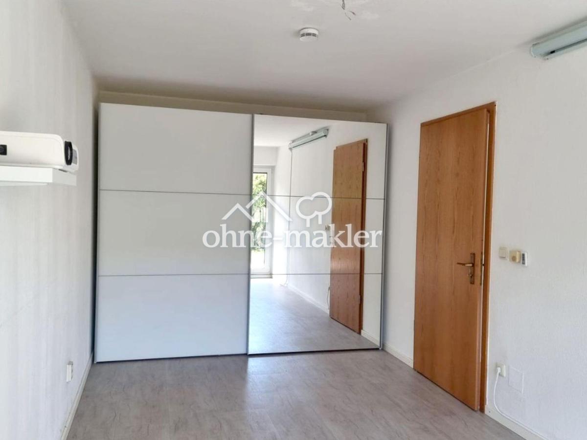 Schlafzimmer mit Einbauschrank