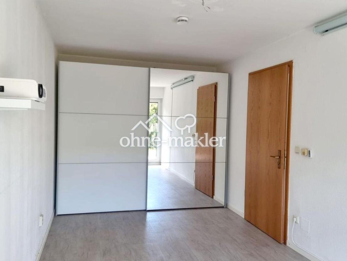 Schlafzimmer mit Einbauschrank