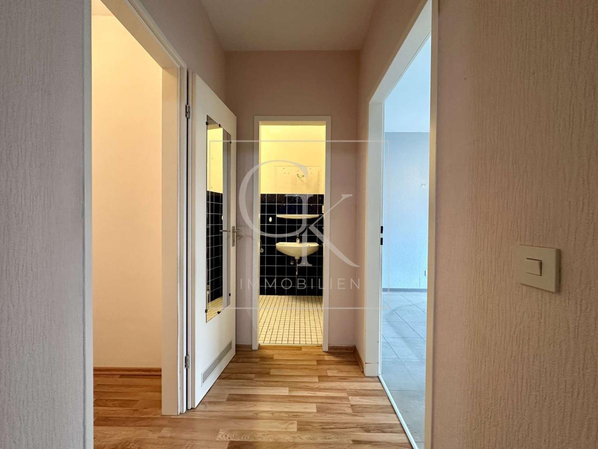 Flur mit Abstellraum links 