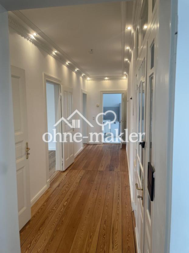 Flur, im Hintergrund die Küche