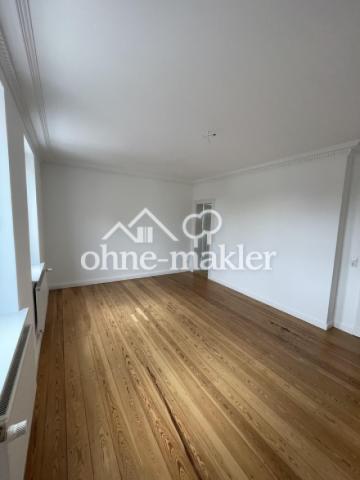 Im Hintergrund Tür zum Bad