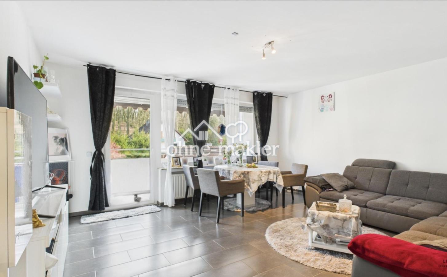 Wohnbereich mit Zugang Balkon