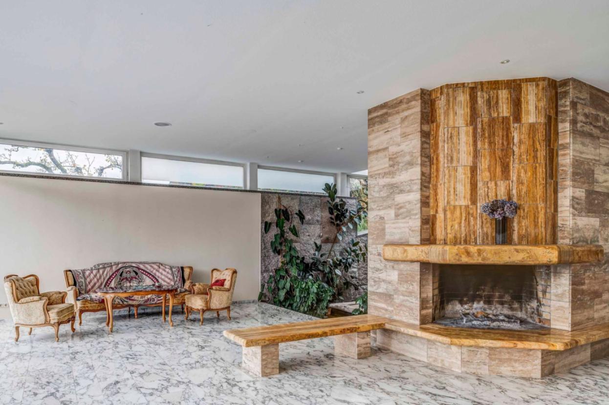 Wohnzimmer mit offenem Kamin EG