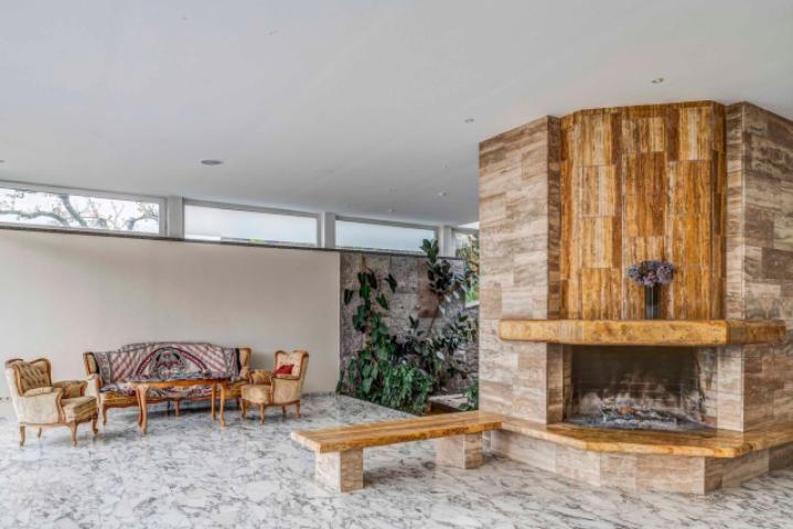 Wohnzimmer mit offenem Kamin EG