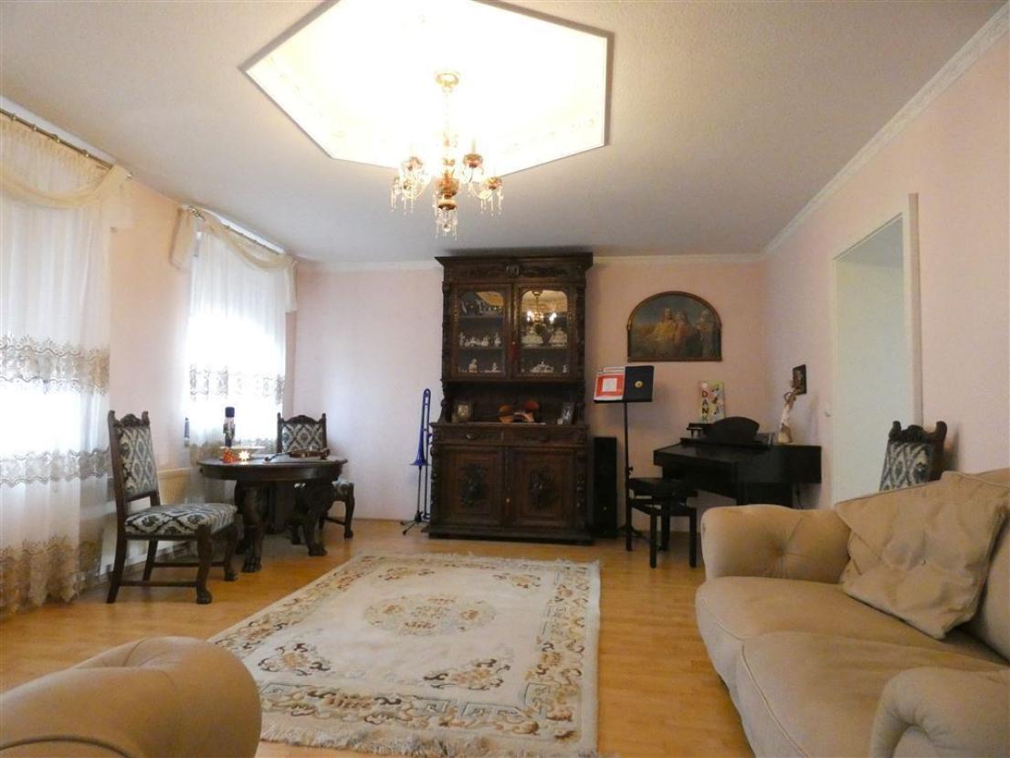 Wohn.- und Esszimmer mit hohen Decken 1.OG