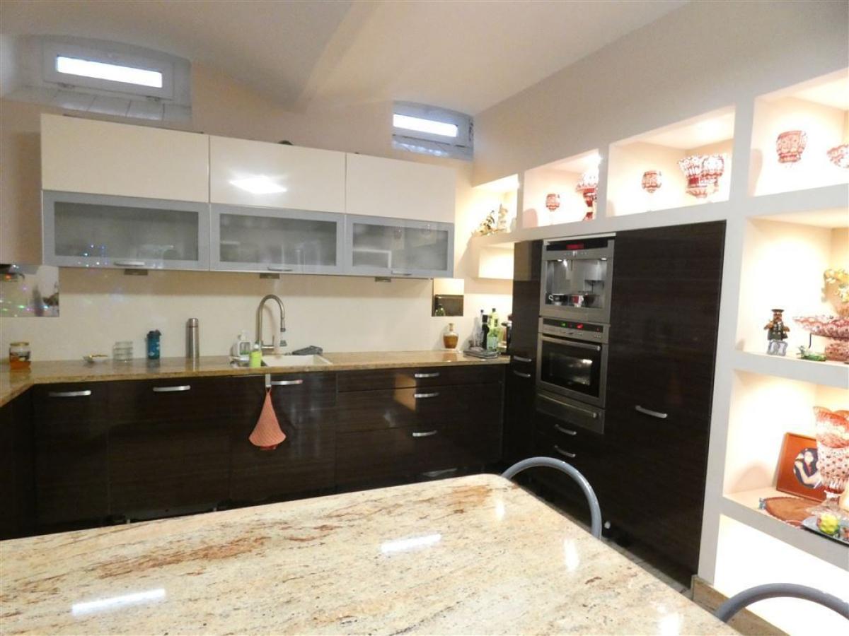 mit hochwertiger Einbauküche