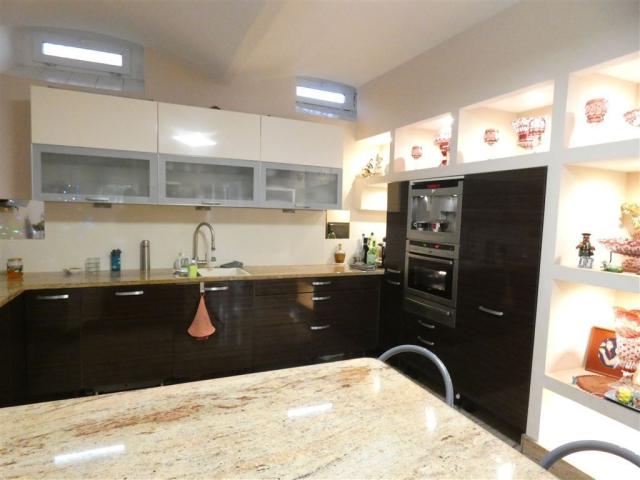 mit hochwertiger Einbauküche