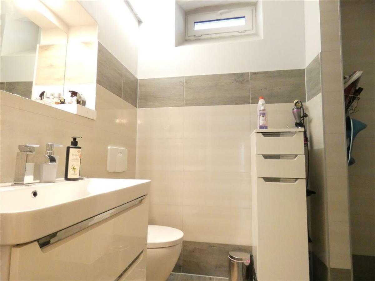 modernes Badezimmer Souterrrain