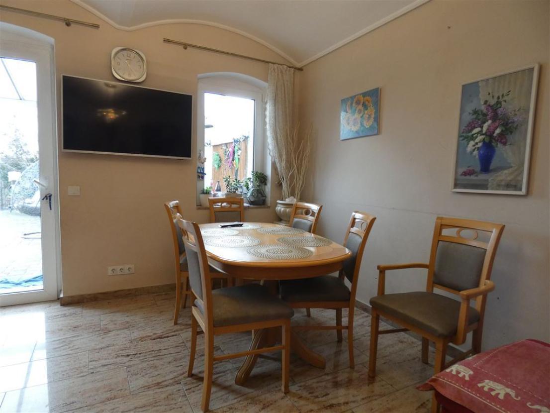 Wohnzimmer mit Austritt zur Terasse