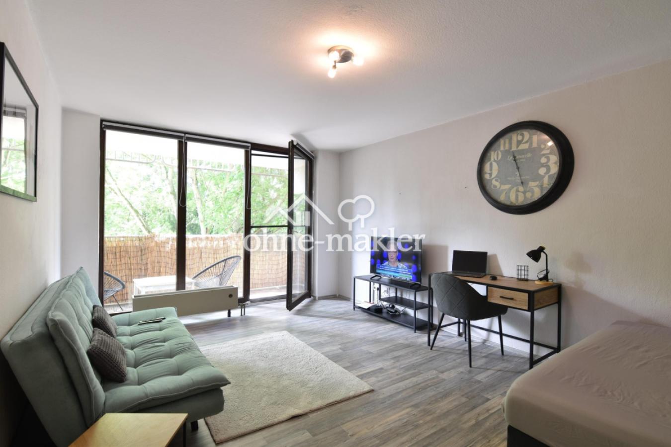 Wohnzimmer mit Balkon