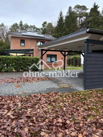 Carport und Blick zum Haus