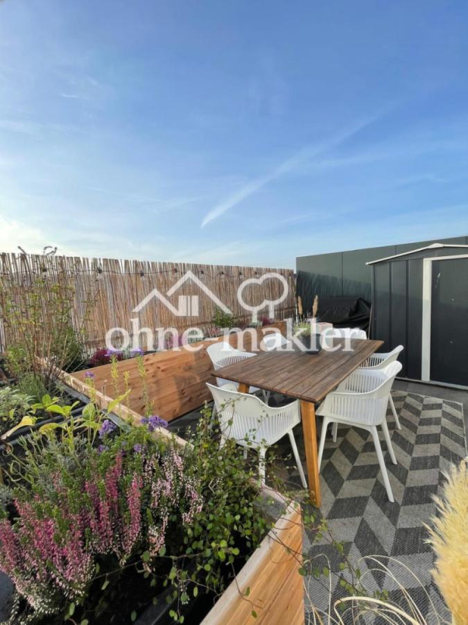 Terasse Hochbeet und Esstisch