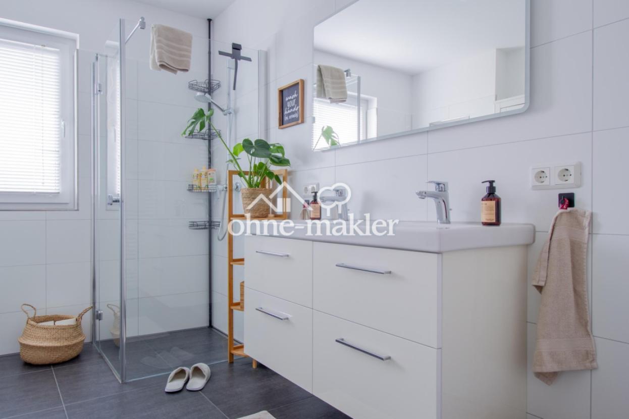 Dusche und Doppelwaschtisch