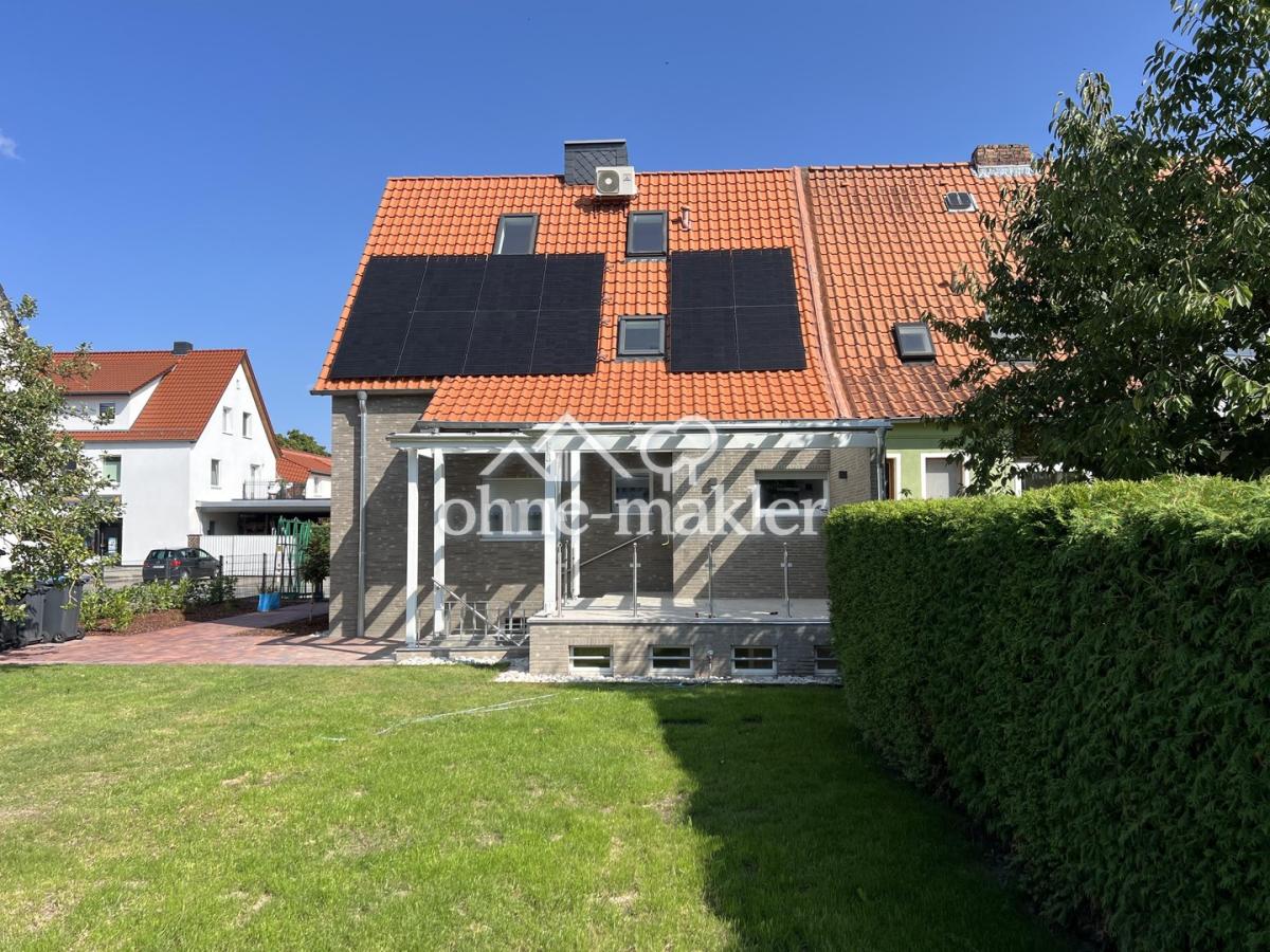 Hausrückseite, PV & Terrasse