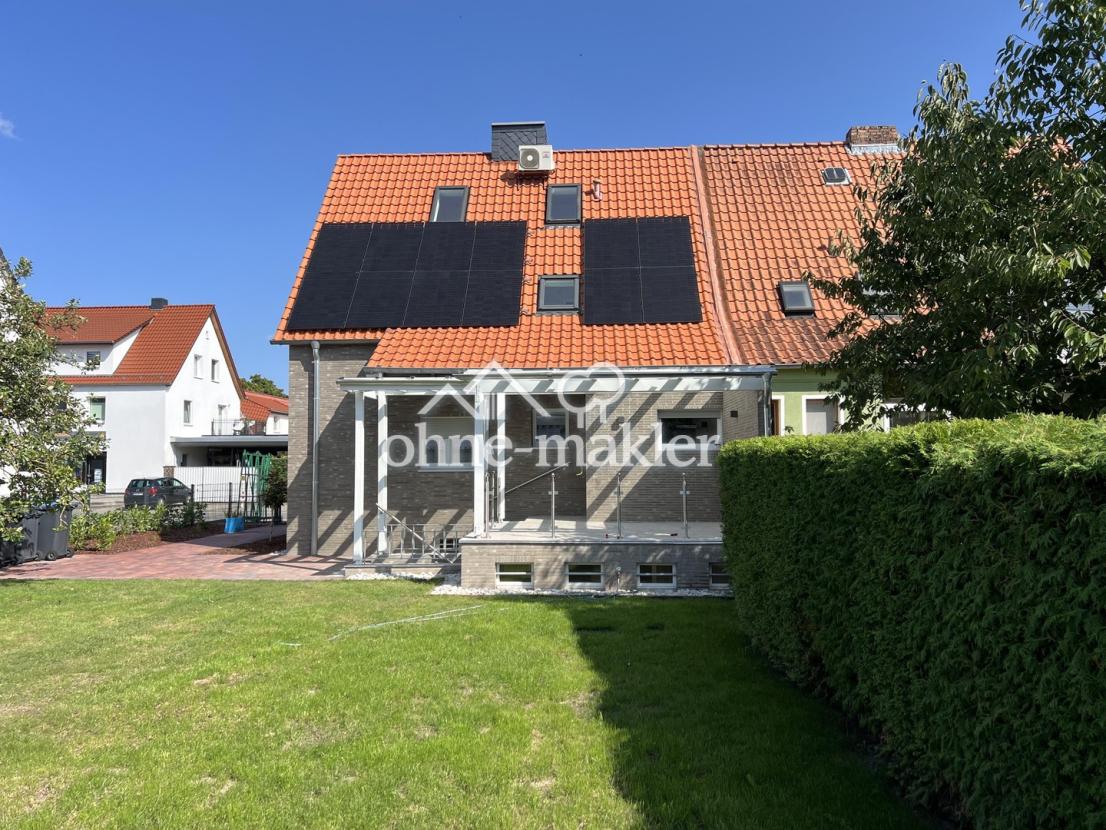 Hausrückseite, PV & Terrasse