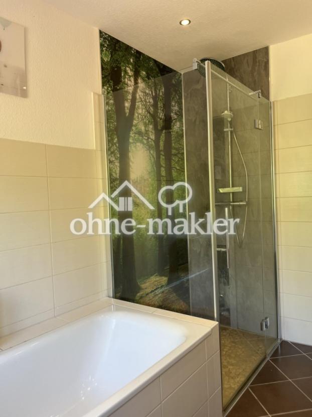 Bad mit Dusche und Badewanne i