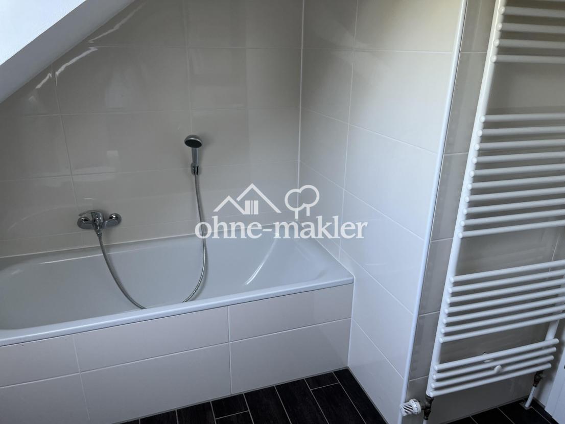 Bad mit Badewanne im 2. OG