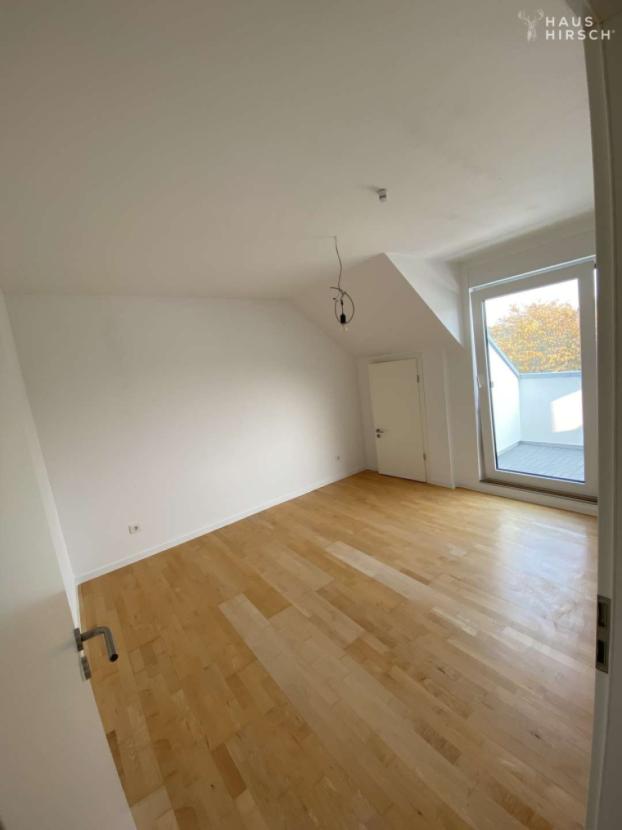 DG vermietete Wohnung - Schlafzimmer mit Zugang auf den Balkon