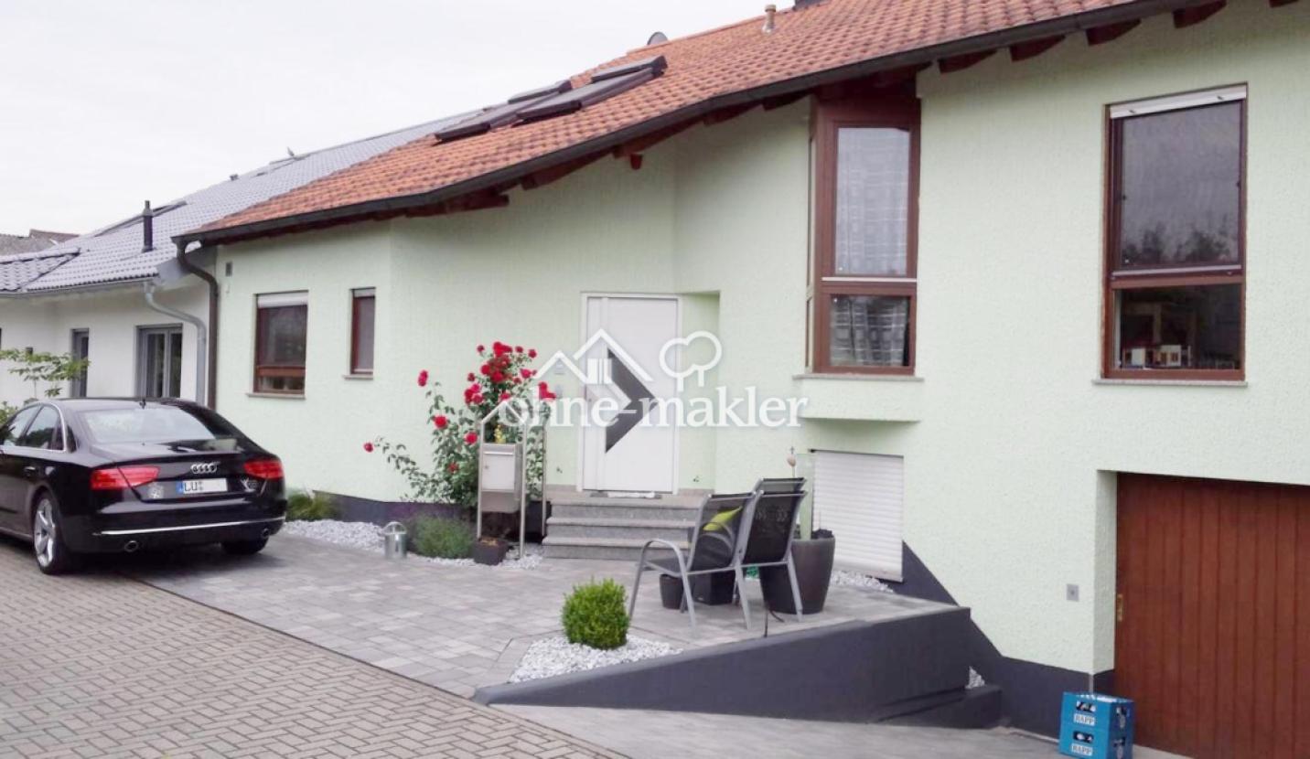 Hausfront dunkle Fensterrahmen