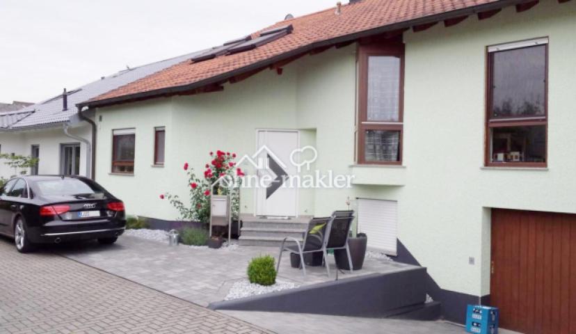 Hausfront dunkle Fensterrahmen