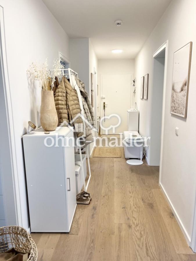 Flur - Blick zur Eingangstür