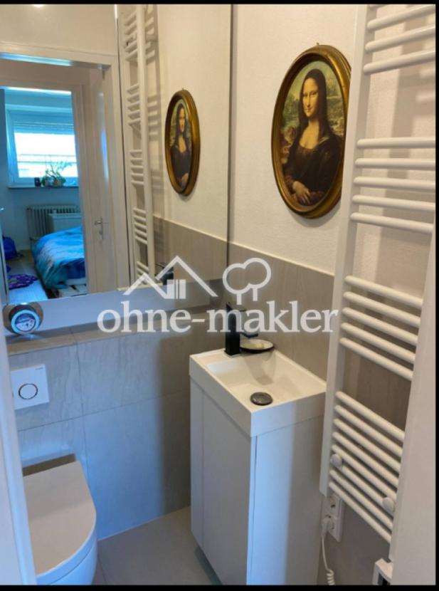 Kleines Bad mit Dusche + WC