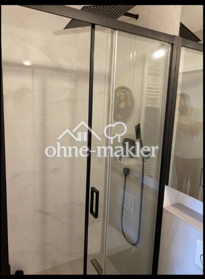 Kleines Bad mit Dusche + WC