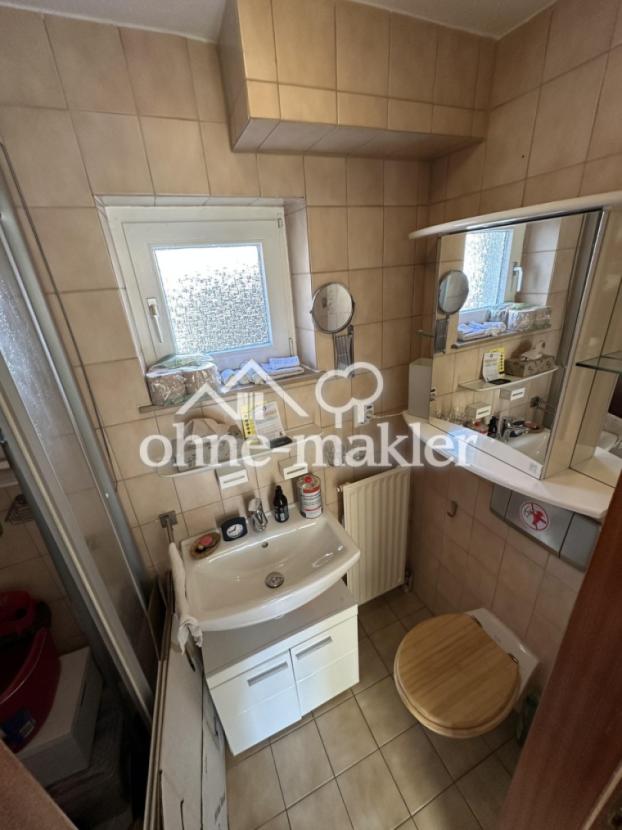 Bad mit Dusche und Toilette