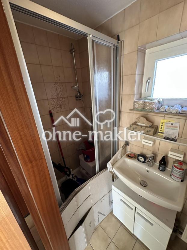 Bad mit Dusche und Toilette