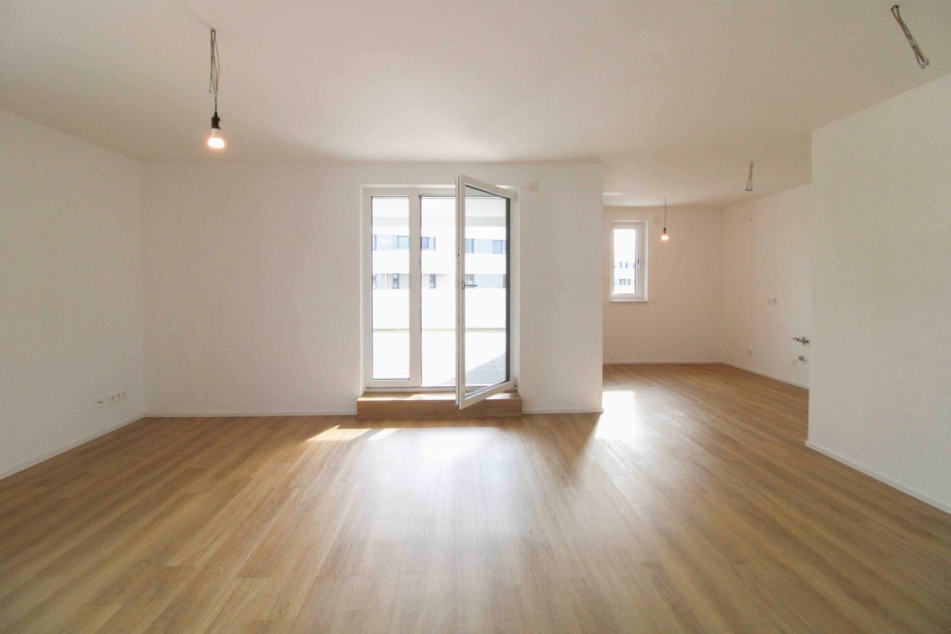 Wohnzimmer mit offener Küche