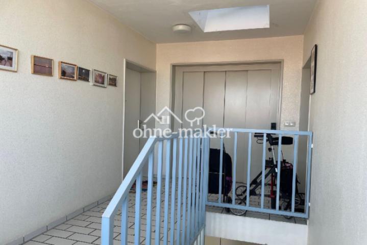 Treppenhaus mit Aufzug