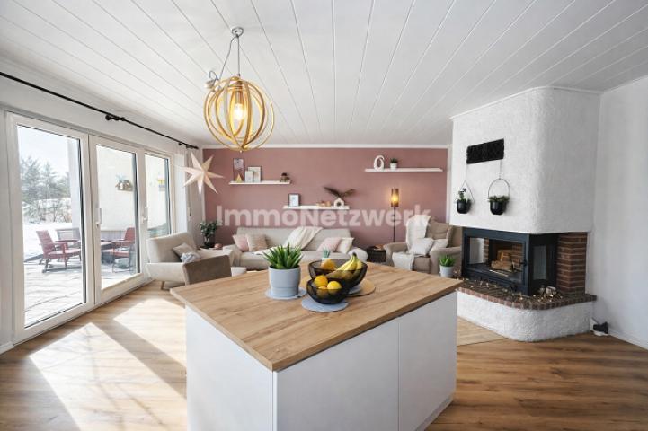 Wohzimmer Ansicht Kamin und Esstisch