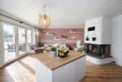Wohzimmer Ansicht Kamin und Esstisch