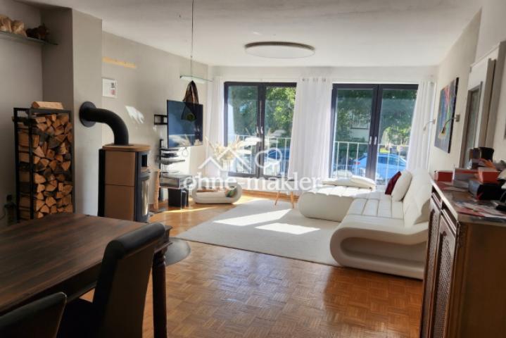 Wohnzimmer mit Fensterfront