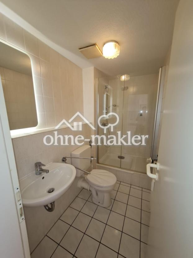 Dusche hinter Glastür