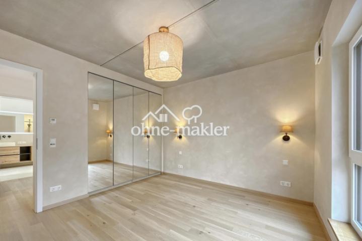 Schlafzimmer mit Schrank